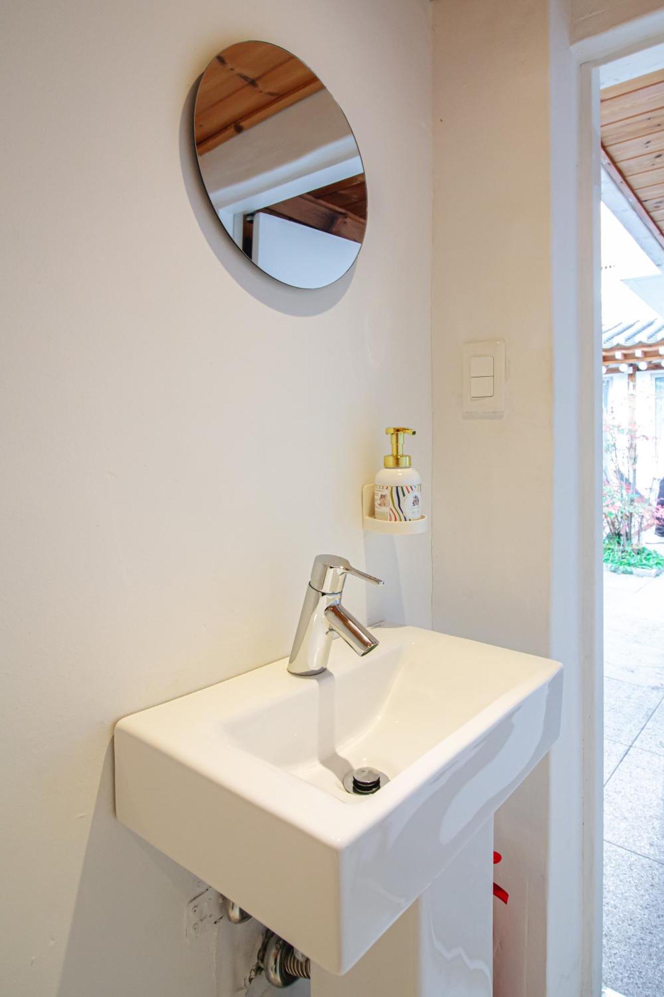 Cheongryang-anchae 2br 2ba Hanok Free Parking Apartment